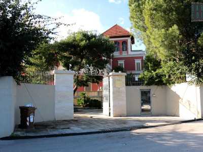 Un elegante ingresso permette di accedere alla villa